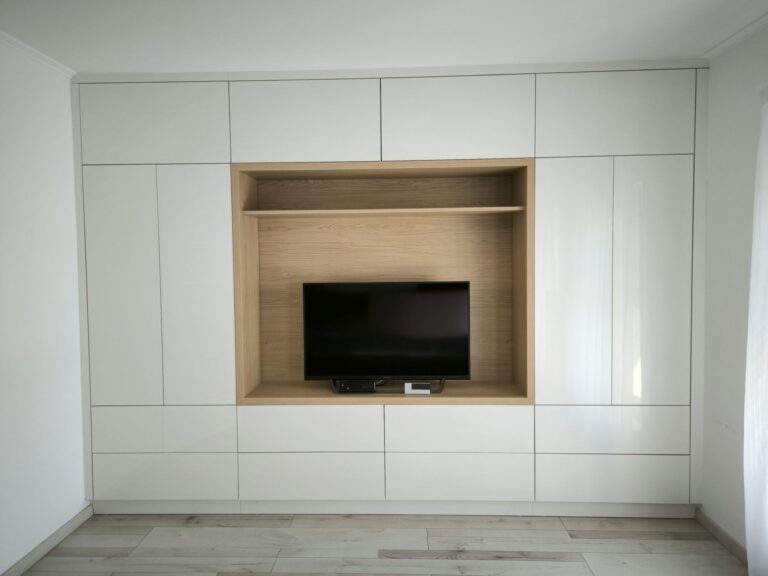 gardrób szekrény és tv állvány a hálószobába, maximális helykihasználással