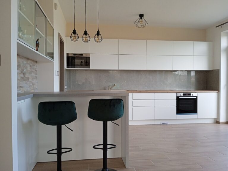 Fehér modern konyhabútor méretre