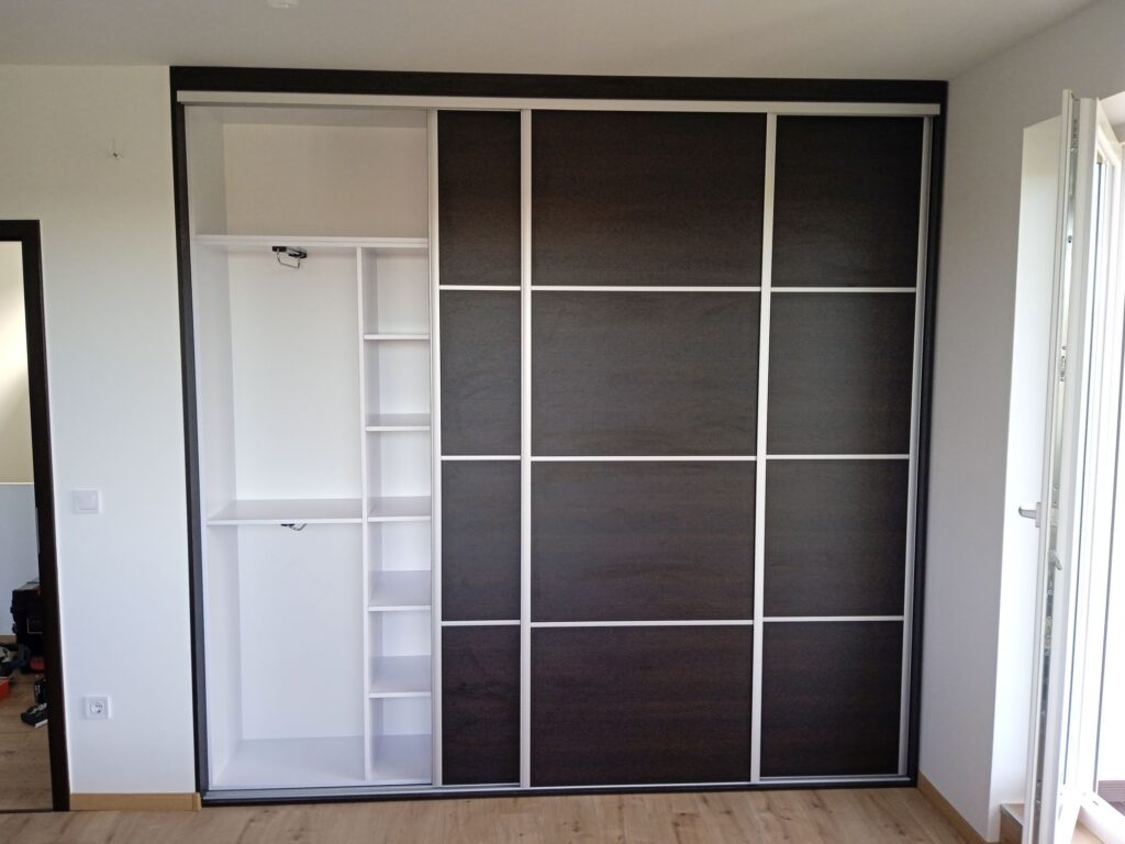 Tolóajtós gardróbszekrény egyedi méretre